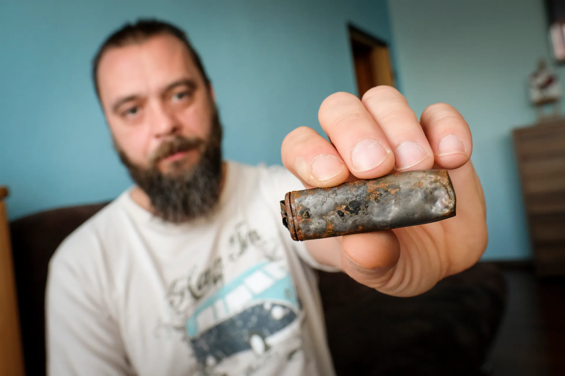 Grafika przedstawiająca dużą baterię e-papierosa z przekreślonym symbolem wybuchu, obalająca mit o jej niebezpieczeństwie.