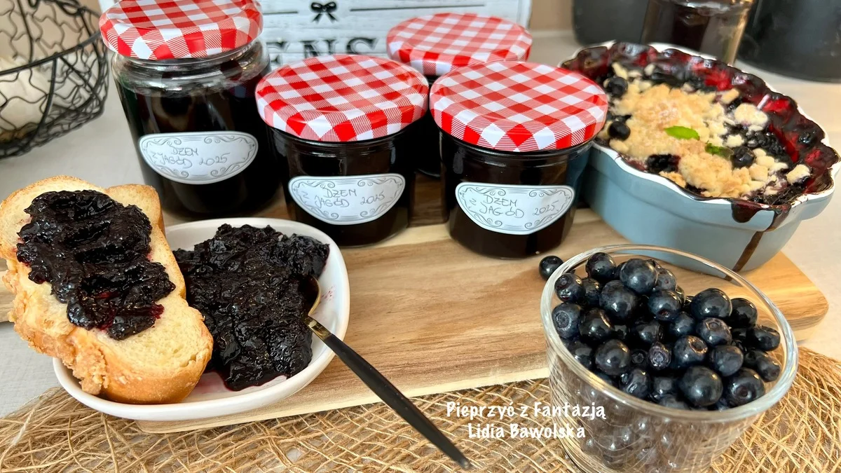 Domowy dżem owocowy, kompot jagodowy, świeży sok owocowy, stół z domowymi przetworami, babcina spiżarnia - Dżem z jagód – prosty i domowy (2 wersje: z żelfixem i bez)