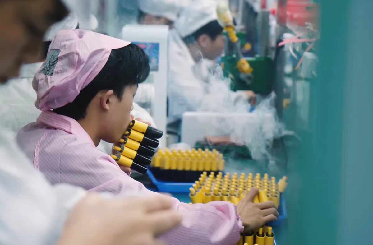 rozpoczęcie eksperymentu Hifancy, osoba testująca e-papieros, przygotowanie do testu vape - Zapala nawet 10 tys. jednorazówek dziennie. Tester vape