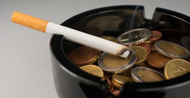 palenie pieniędzy w kominku, marnowanie pieniędzy na e-papierosy, strata finansowa vape - Zacznij ze mną... palić papierosy! WYZWANIE