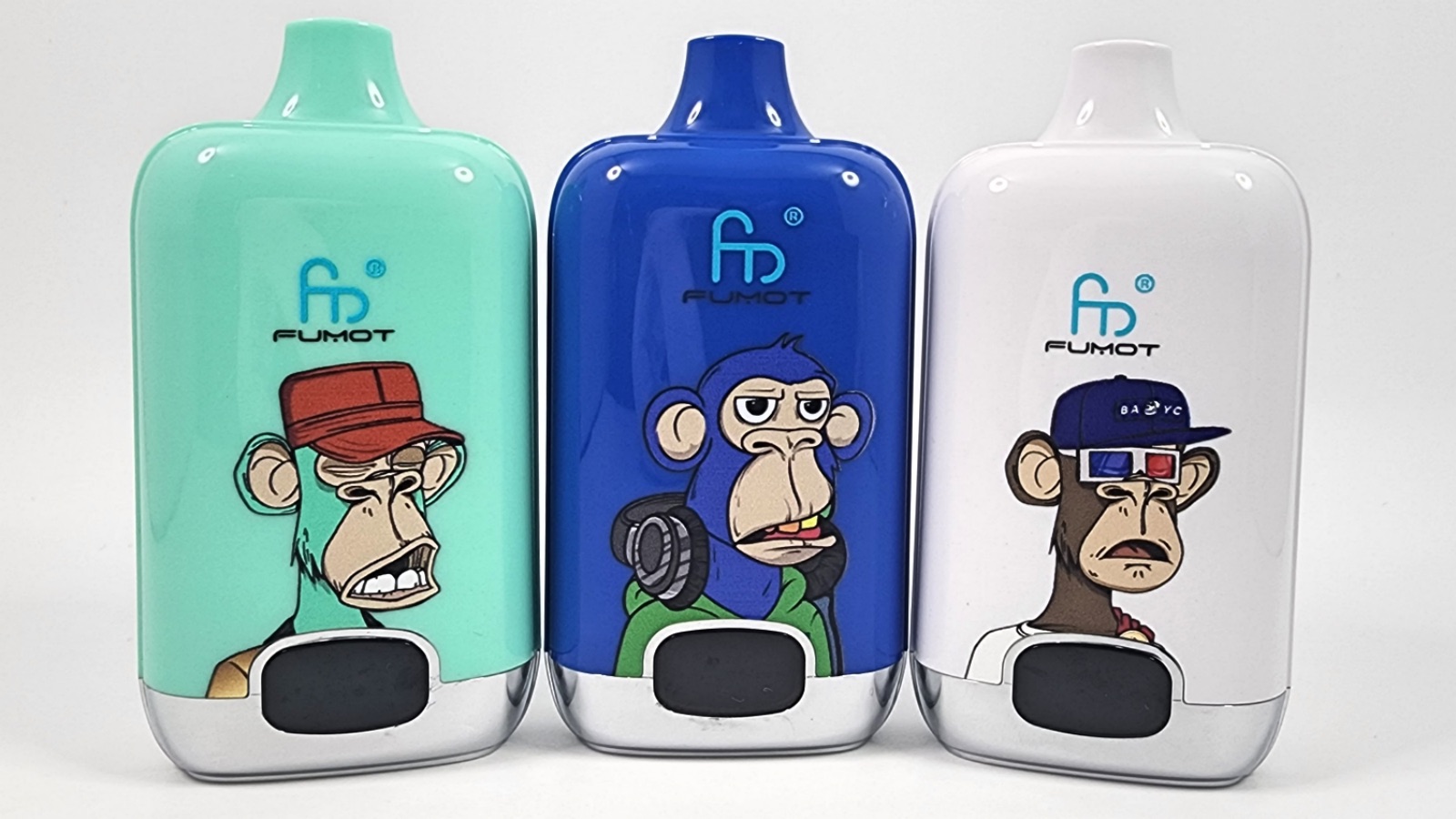 Ilustracja przedstawiająca dwa e-papierosy Fumot, Digital Box i Tornado, w pozycji bitewnej lub porównawczej, symbolizująca ich rywalizację.