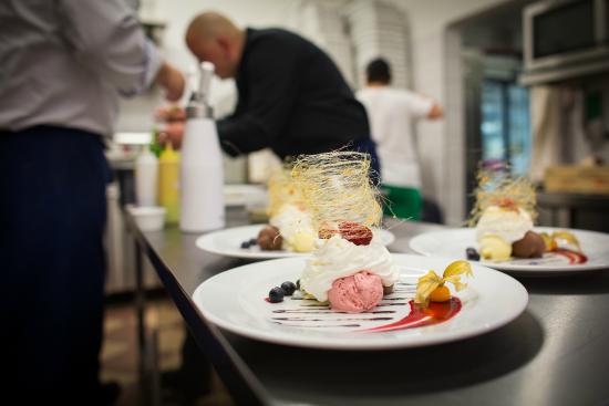 Przytulny niedzielny obiad, rodzinny stół, bezpieczna przystań spokój, domowe ciepło, obiad u mamy, comfort food - Na niedzielny obiad, na przyjęcie okolicznościowe, na co dzień ...