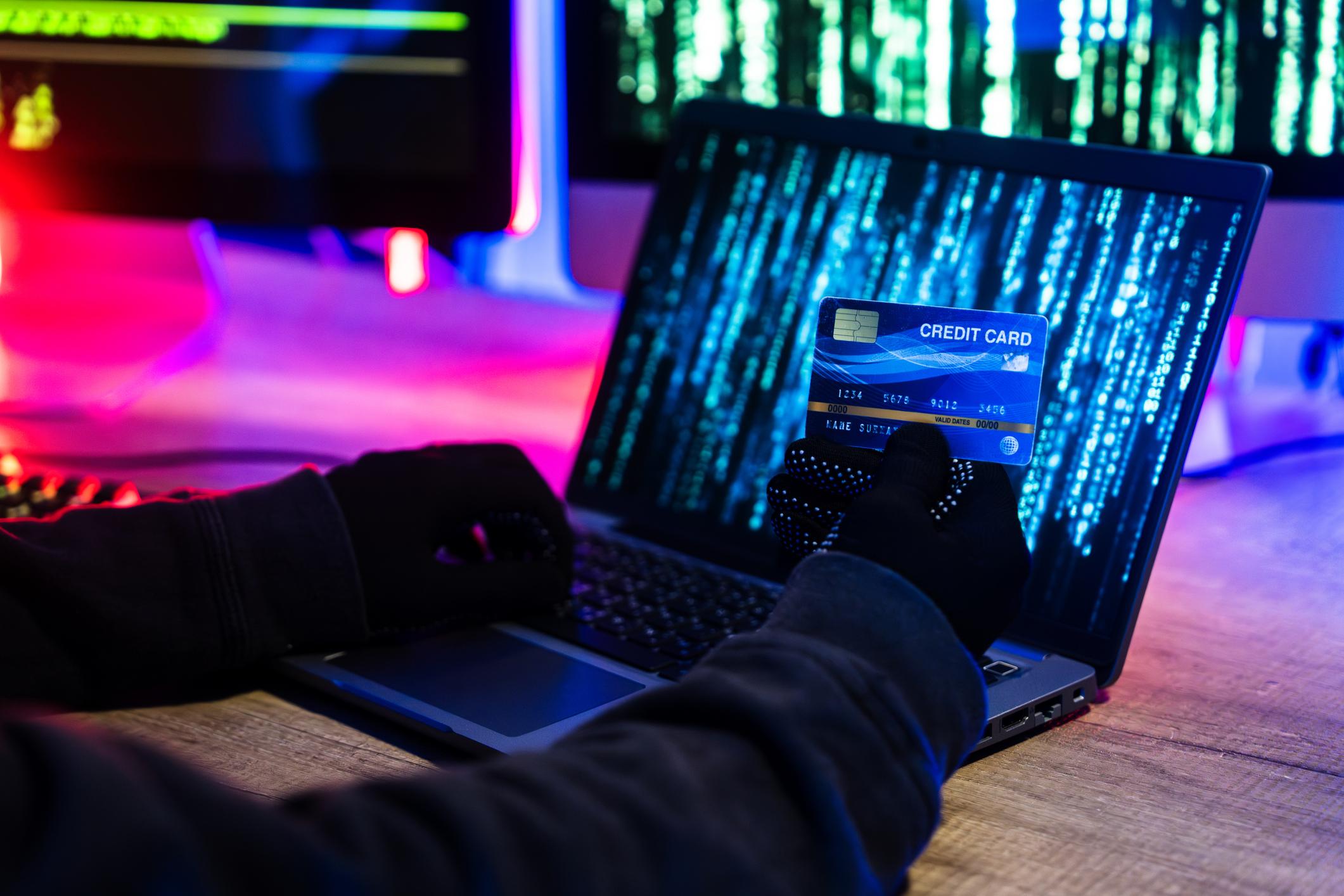 Osoba z laptopem, szukanie opinii vape, rozczarowanie zakupami online, zwodnicze recenzje, fałszywa ocena 5 gwiazdek - Zakupy w sieci. Jakie zagrożenia online czają się na nas przed ...