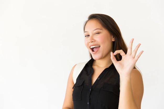 Uśmiechnięta osoba trzymająca w ręku HIFANCY 45k, z symbolicznymi znakami zadowolenia lub okrzykiem 'OKAZJA!'