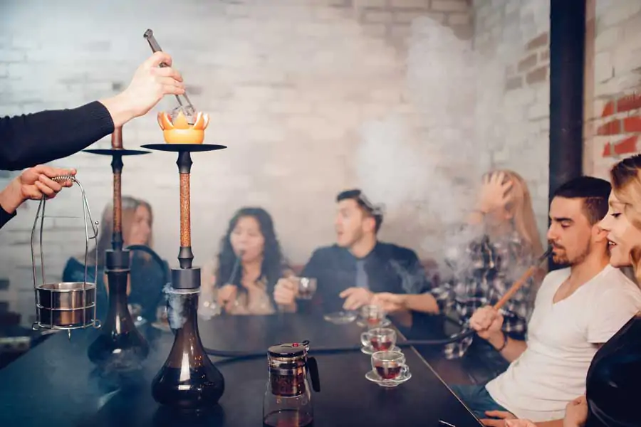 shisha bar atmosfera, ludzie w shisha barze, orientalna kawiarnia dym z shishy - Bary z shishą w Gdańsku – najlepsze miejsca na relaks w Polsce