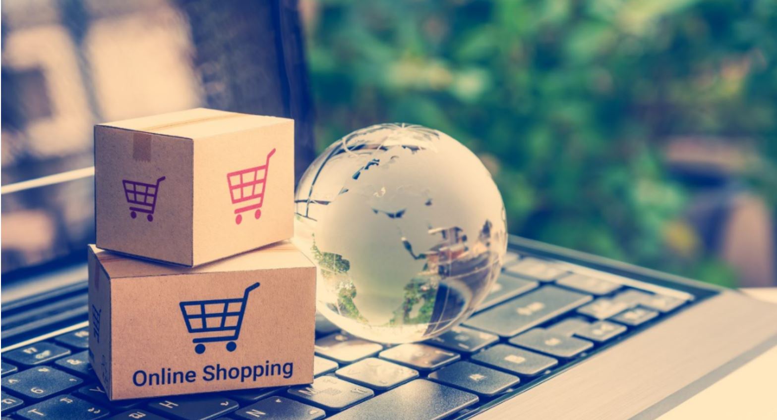 Osoba znużona, siedząca w domu, spoglądająca na zegarek lub telefon, podczas gdy kurier zbliża się z paczką e-papierosów, symbolizując oczekiwanie na dostawę.