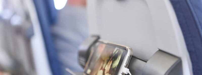 zakaz e-papierosów bagaż rejestrowany, samozapłon baterii litowej w luku, bezpieczeństwo baterii w samolocie - Jak zabezpieczyć i przewozić baterie w samolocie | Balice ParkujGo