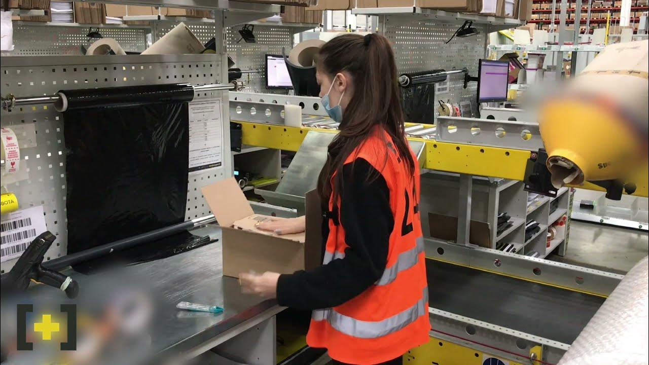 pracownik magazynu pakowanie paczek, szybka kompletacja zamówień, magazyn e-commerce, logistyka e-papierosów - Jak pakuje duża logistyka E-commerce w Polsce?