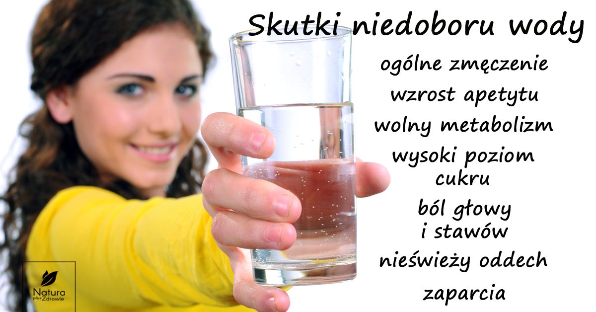 Zbliżenie na szklankę świeżej, czystej wody na stole, sugerujące nawadnianie organizmu po wapowaniu jako sposób na detoks.