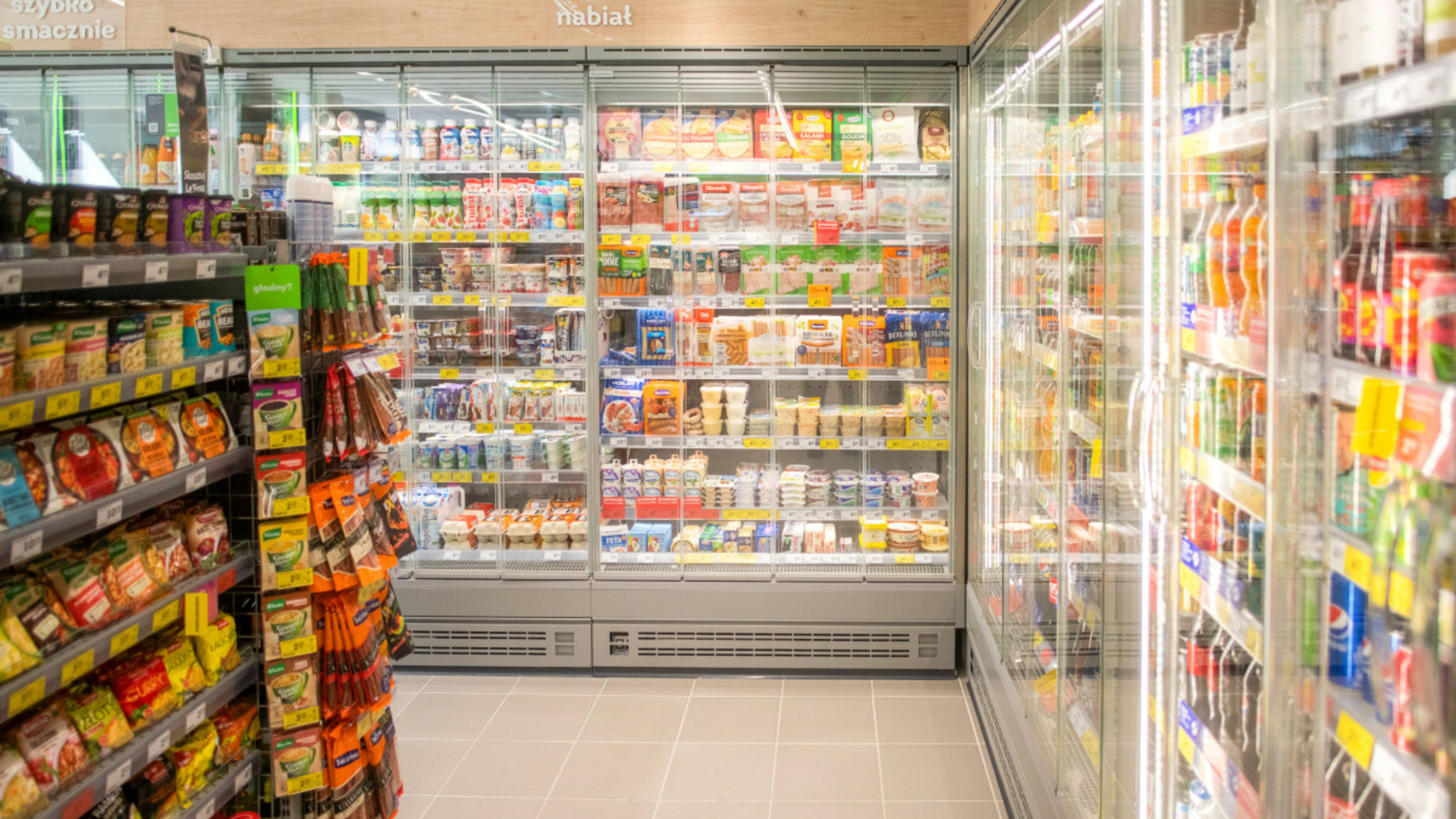 klient przy kasie Żabki, rozczarowany wybór jednorazówek, mała półka e-papierosów sklep convenience - Popularny towar zniknie ze sklepów? “Taki ruch praktycznie ...