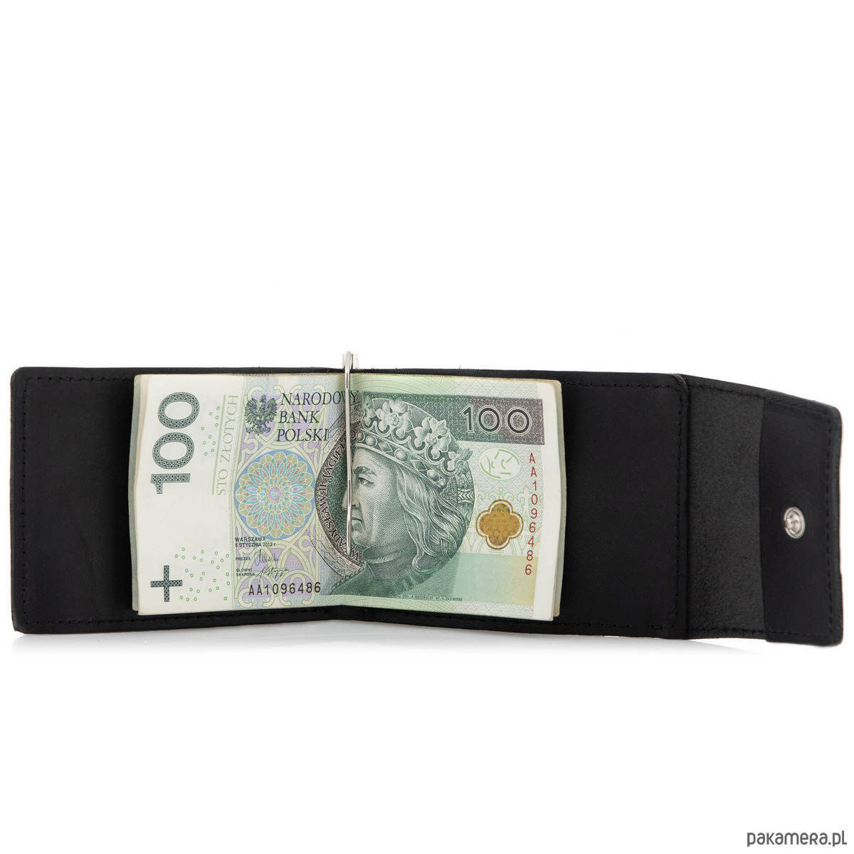 Duża kwota polskich banknotów (2765 PLN) z unoszącym się dymem, symbolizująca pieniądze przepalane na papierosy i potencjalne oszczędności.