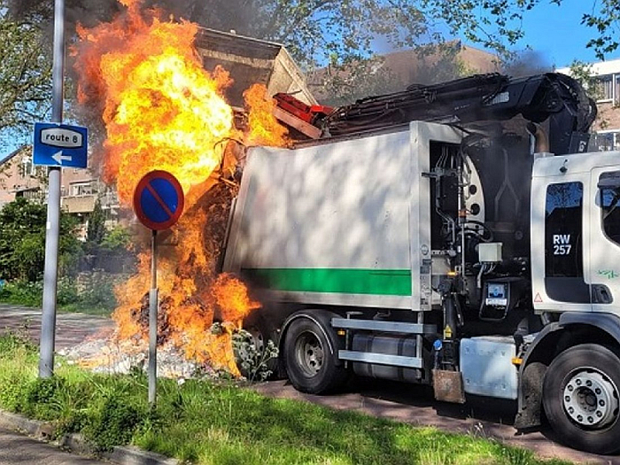 pożar śmieciarki bateria litowa, wybuchająca bateria w odpadach, uszkodzona bateria litowa ogień, ryzyko pożaru elektrośmieci - W Rotterdamie płonie jedna śmieciarka miesięcznie - problem z ...