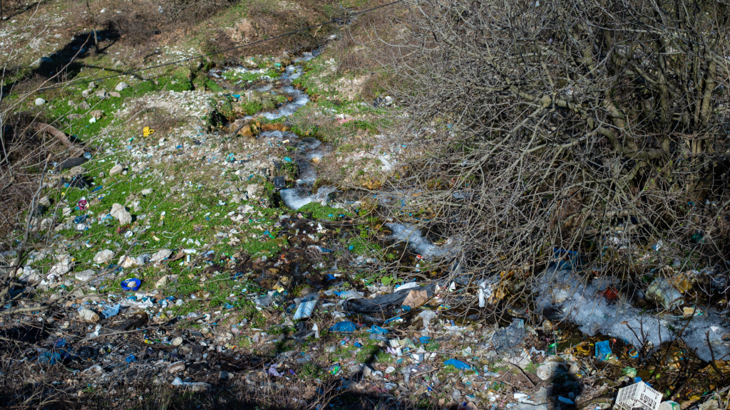 skażenie gleby bateria litowa, toksyczne odpady wysypisko, zanieczyszczenie wód gruntowych e-papieros, korodująca bateria środowisko - Zanieczyszczenia wód podziemnych - Hydropolis