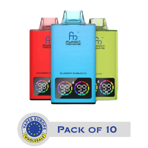 Jednorazowy e-papieros Fumot (Tornado lub Shisha) leżący na tle kolorowych, świeżych owoców, przypominających stragan, symbolizujący naturalne i intensywne smaki.