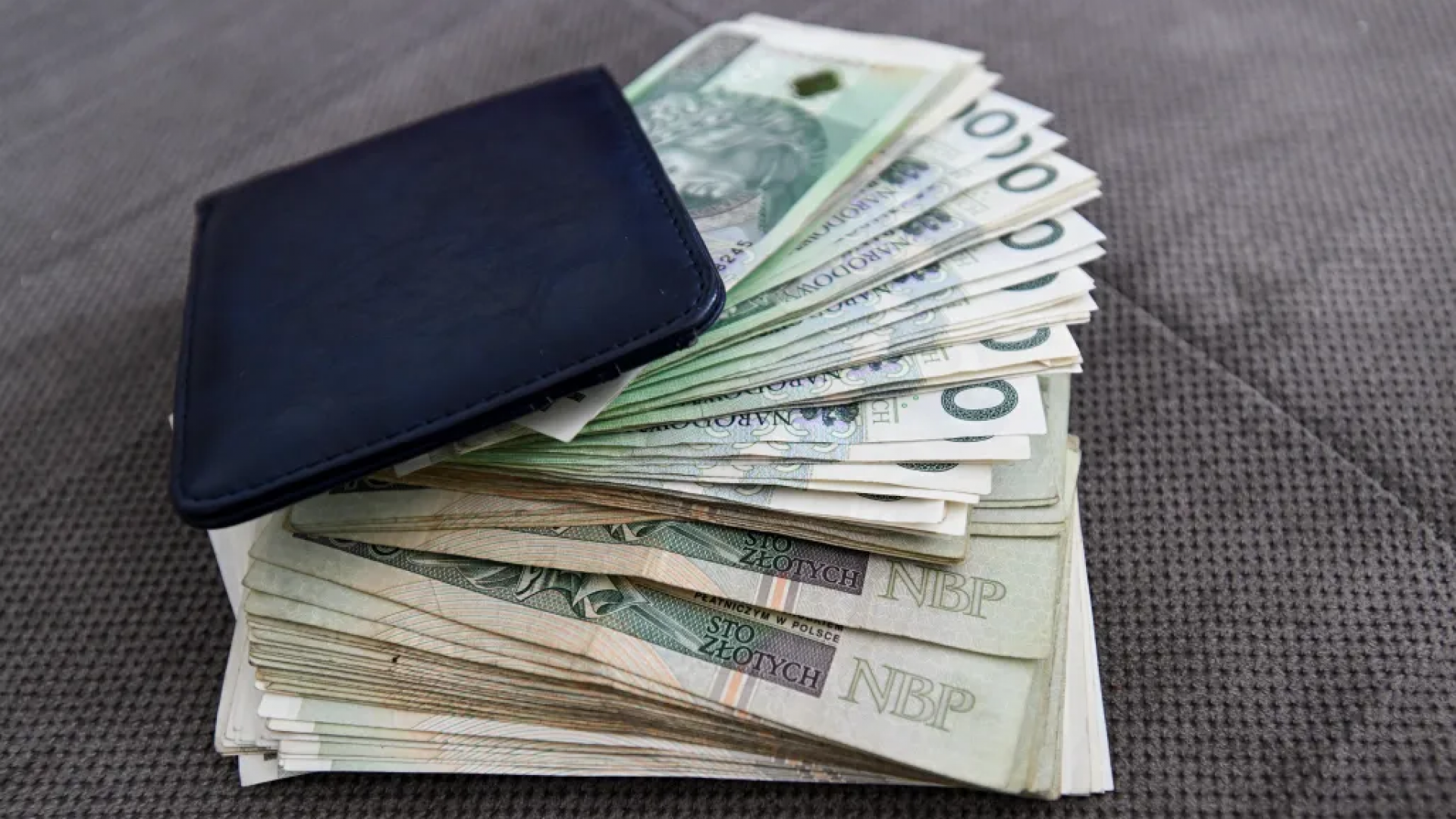 2290 złotych oszczędności, duża kwota pieniędzy, stos banknotów, zysk finansowy - Dwie kobiety pozbawione oszczędności. Kołobrzeżanki straciły 14 ...