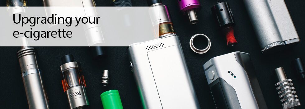 Stylizowana grafika przedstawiająca transformację małego, prostego e-papierosa w duży, zaawansowany model, z ikoną strzałki w górę i napisem