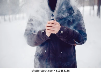 osoba używająca e-papierosa zimą, człowiek na przystanku mróz, vaping na zimnie w mieście - Man Holding Vape: Over 3,880 Royalty-Free Licensable Stock Photos ...