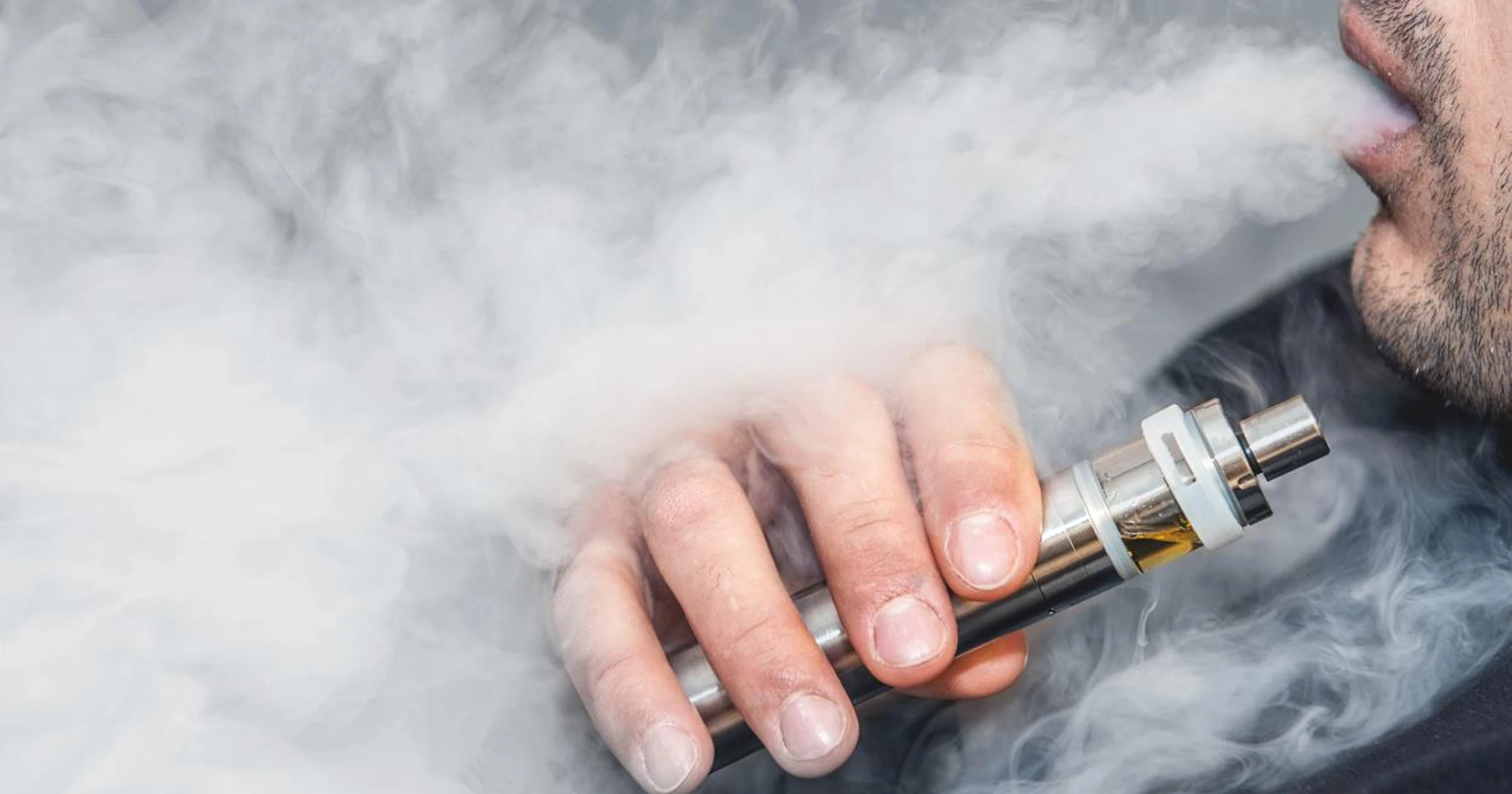 osoba nonstop używająca e-papierosa 0mg, vape podczas codziennych czynności, szybkie zużycie jednorazówki - Elektroniczne papierosy - szkodliwość, uzależnienie, badania