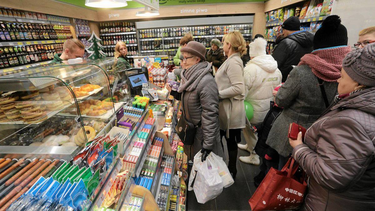 kolejka w Żabce, osoba patrząca na e-papierosy, zakupy w convenience store - Żabka otwarta przy Szerokiej. Kolejka po ptasie mleczko ZDJĘCIA