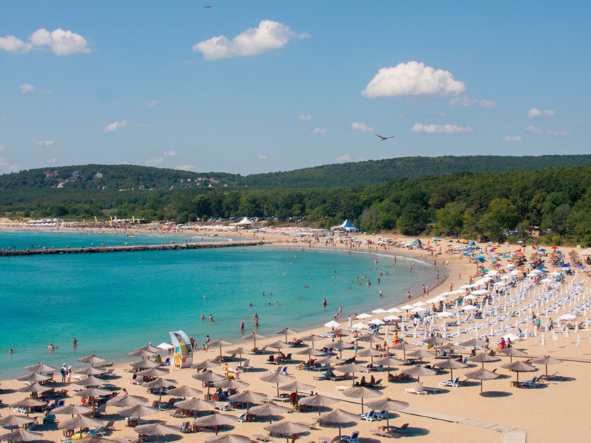 Dwa kontrastujące obrazy: idylliczna plaża z palmami i słońcem po jednej stronie, a po drugiej brudna popielniczka z niedopałkami, symbolizujące wybór.