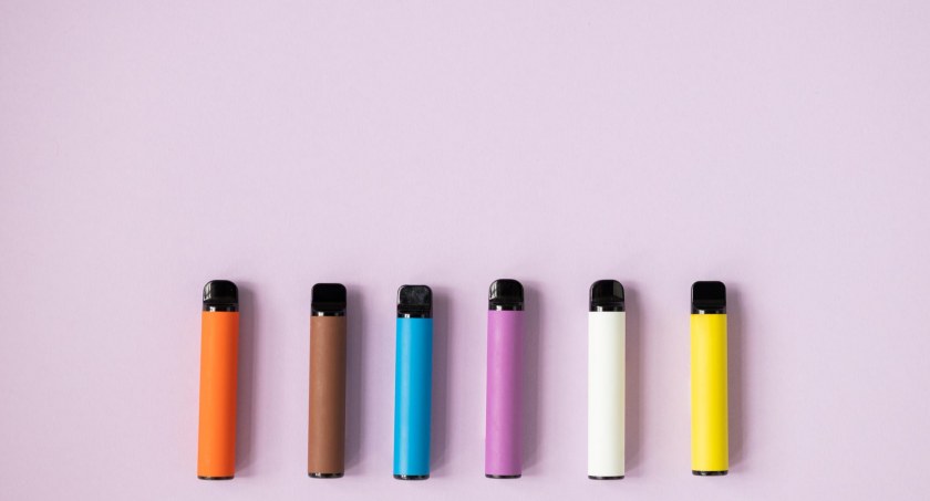 stos baterii litowo-jonowych z jednorazowych e-papierosów, odpady litowe vape, surowiec krytyczny marnotrawstwo - Jednorazowe e-papierosy wśród najbardziej niebezpiecznych ...