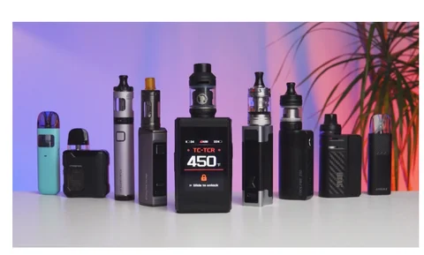 klient w sklepie vape, osoba wybierająca e-papierosy, porównanie małego i dużego e-papierosa, półka z vape, konsument przed wyborem - Płonący rynek: Jak rozwinąć swój biznes sprzedając e-papierosy ...