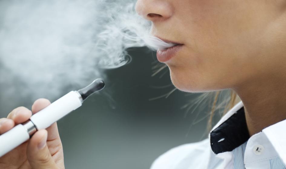 osoba z kalkulatorem i e-papierosami, obliczanie kosztów vapingu, analiza finansowa e-papierosów - Papierosy elektroniczne objęte akcyzą. Ile ma wynieść na ...