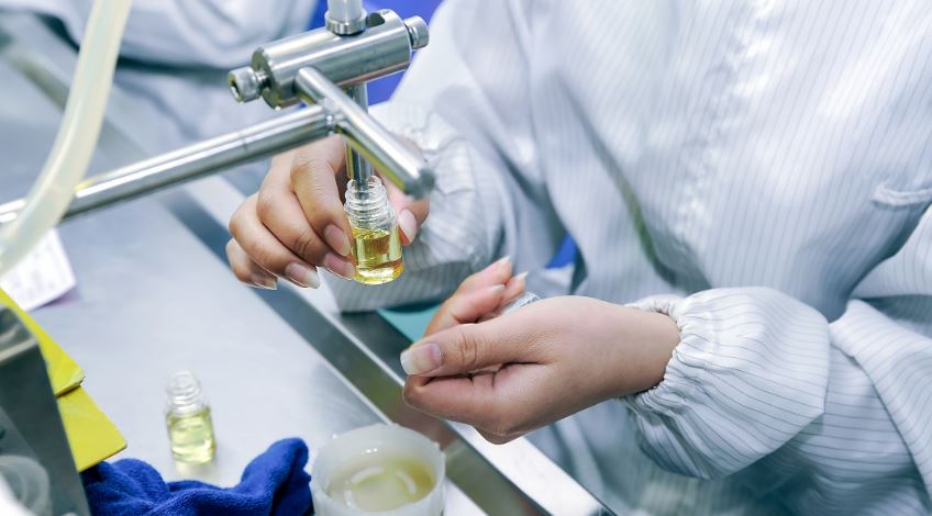 Naukowiec laboratorium e-liquid, badanie sukraloza, analiza płyn do e-papierosa, biały fartuch laboratorium - Laboratoria, laboratorium badawcze, analiz chemicznych