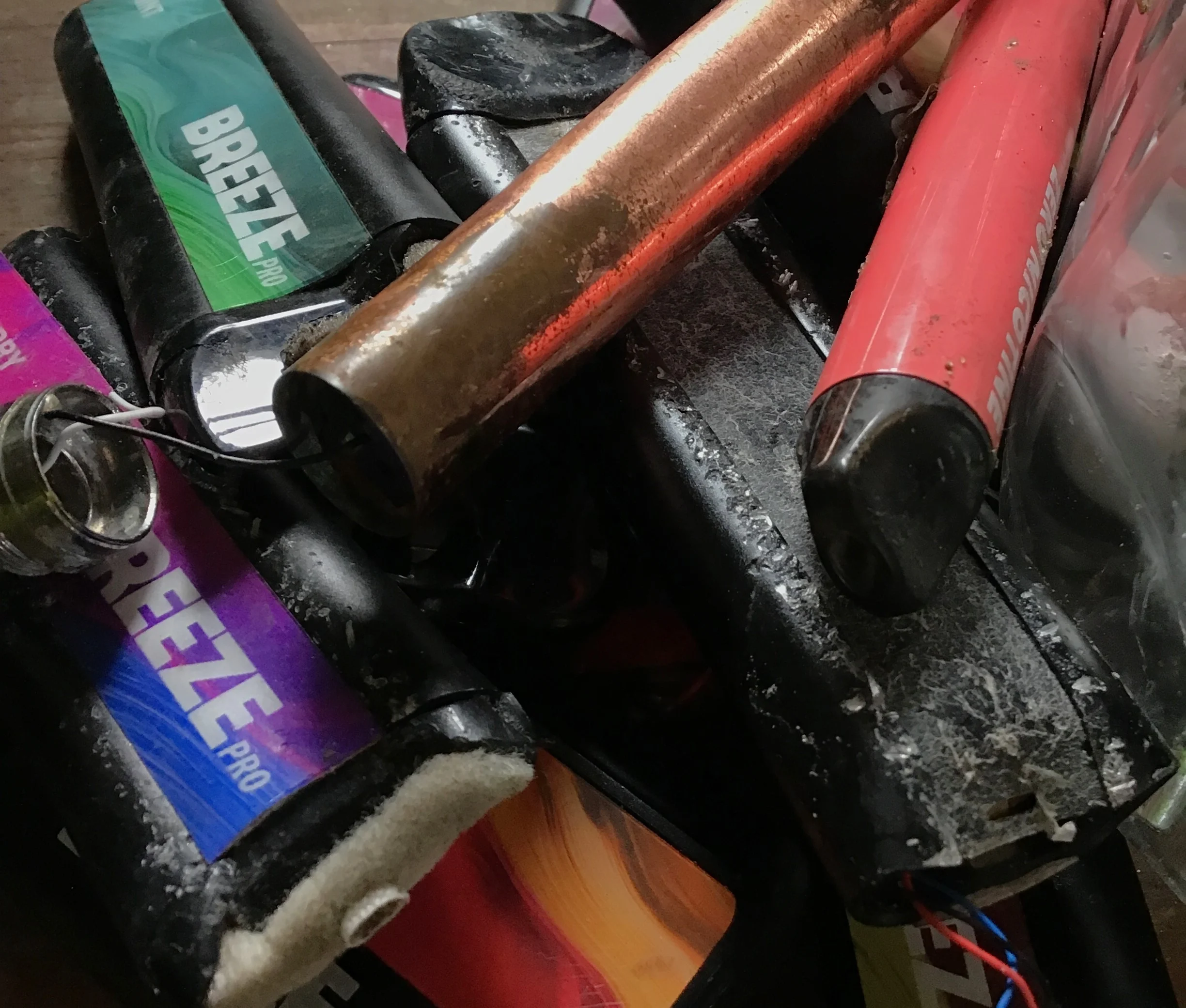 porównanie odpadów vape, jeden duży vape vs 75 małych opakowań, redukcja śmieci opakowaniowych - Vape Waste 2