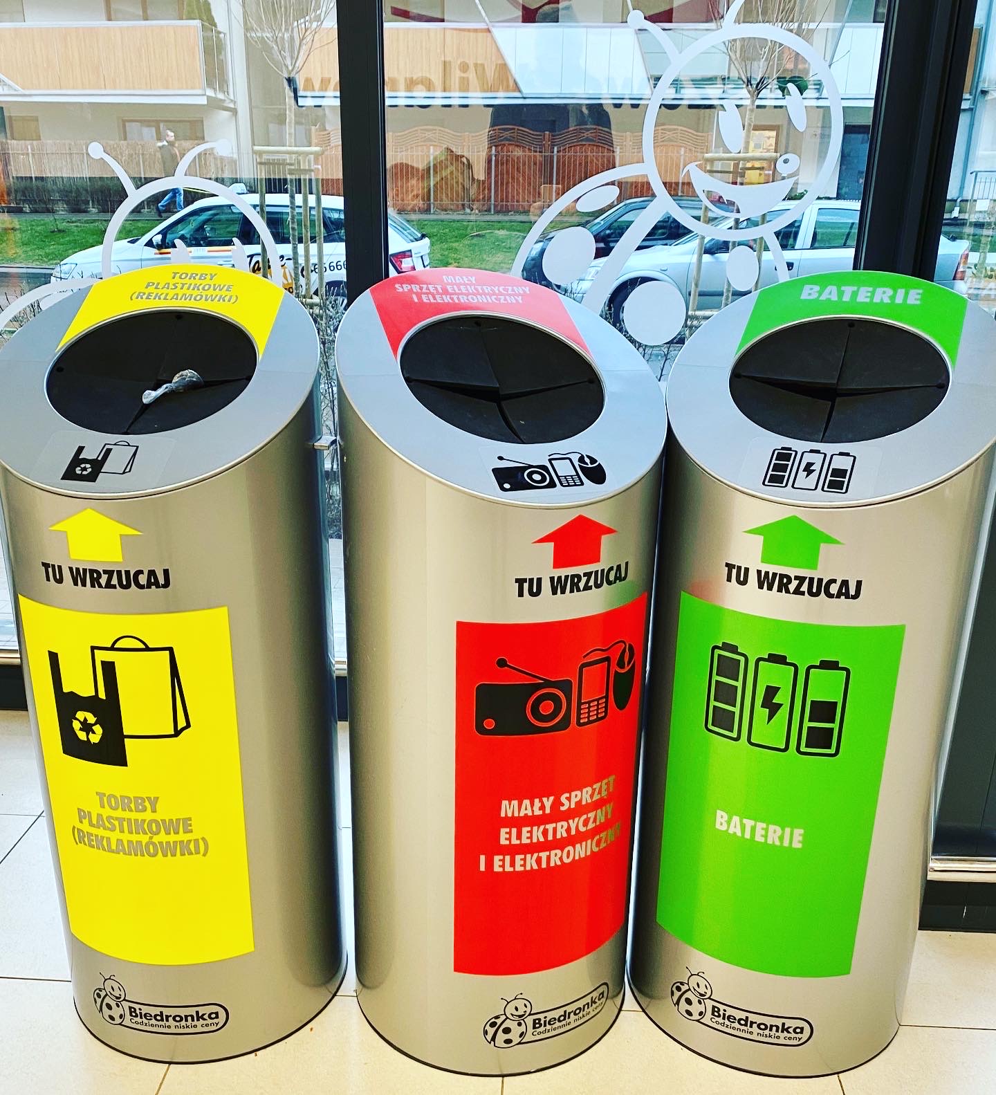 pojemnik na elektrośmieci Biedronka Lidl, recykling e-papierosów supermarket, kącik recyklingu dyskont, pojemnik na baterie sklep - Pojemniki na baterie w Biedronce – Naturalnie Proste