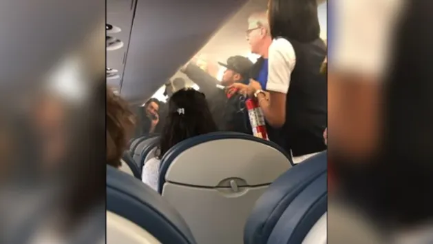 e-papieros w samolocie, dymiący bagaż podręczny, bezpieczeństwo vape, pożar w samolocie - E-papieros wybuchł w samolocie. Pasażerowie przeżyli chwile grozy