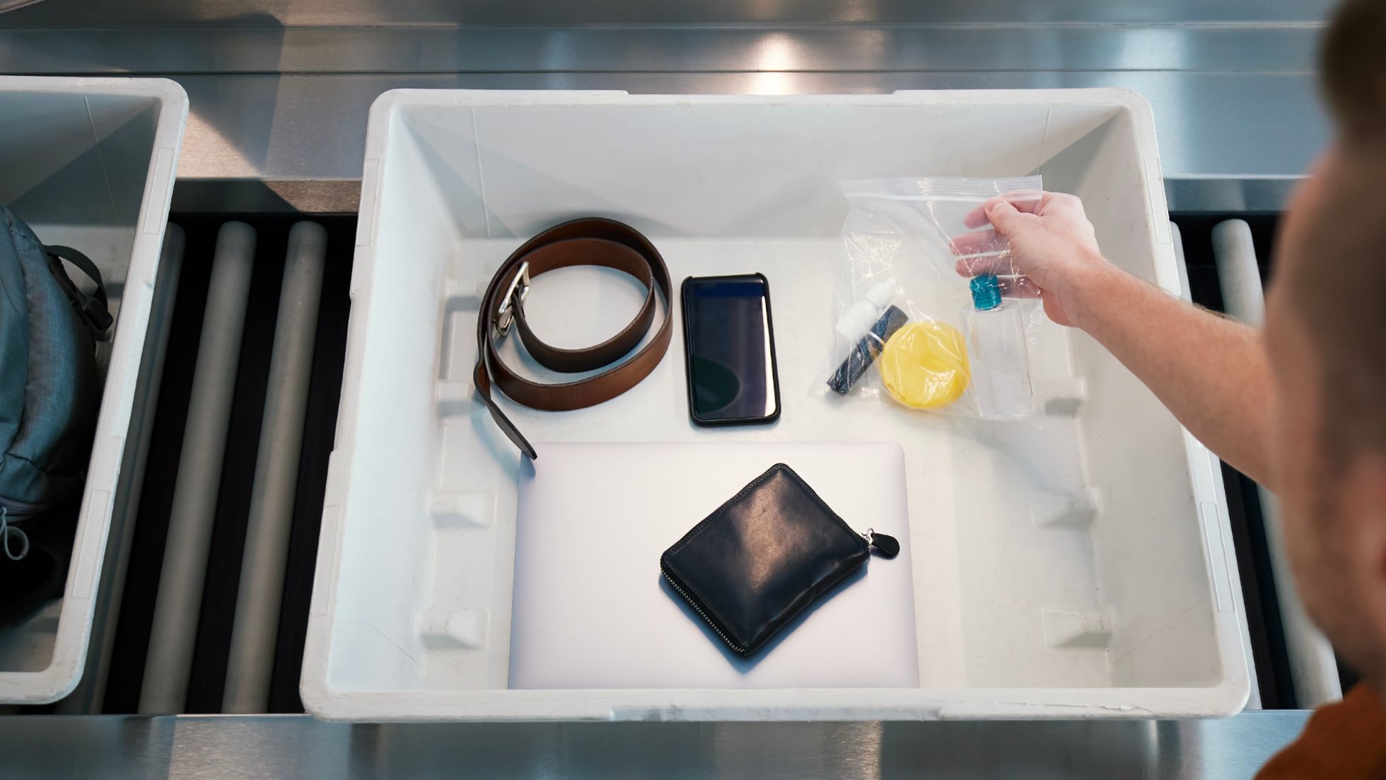 kontrola bezpieczeństwa lotnisko, e-papieros na tacce, elektronika do skanowania, bramka na lotnisku - Co wykrywają papierki na lotnisku? - Kontrola bezpieczeństwa