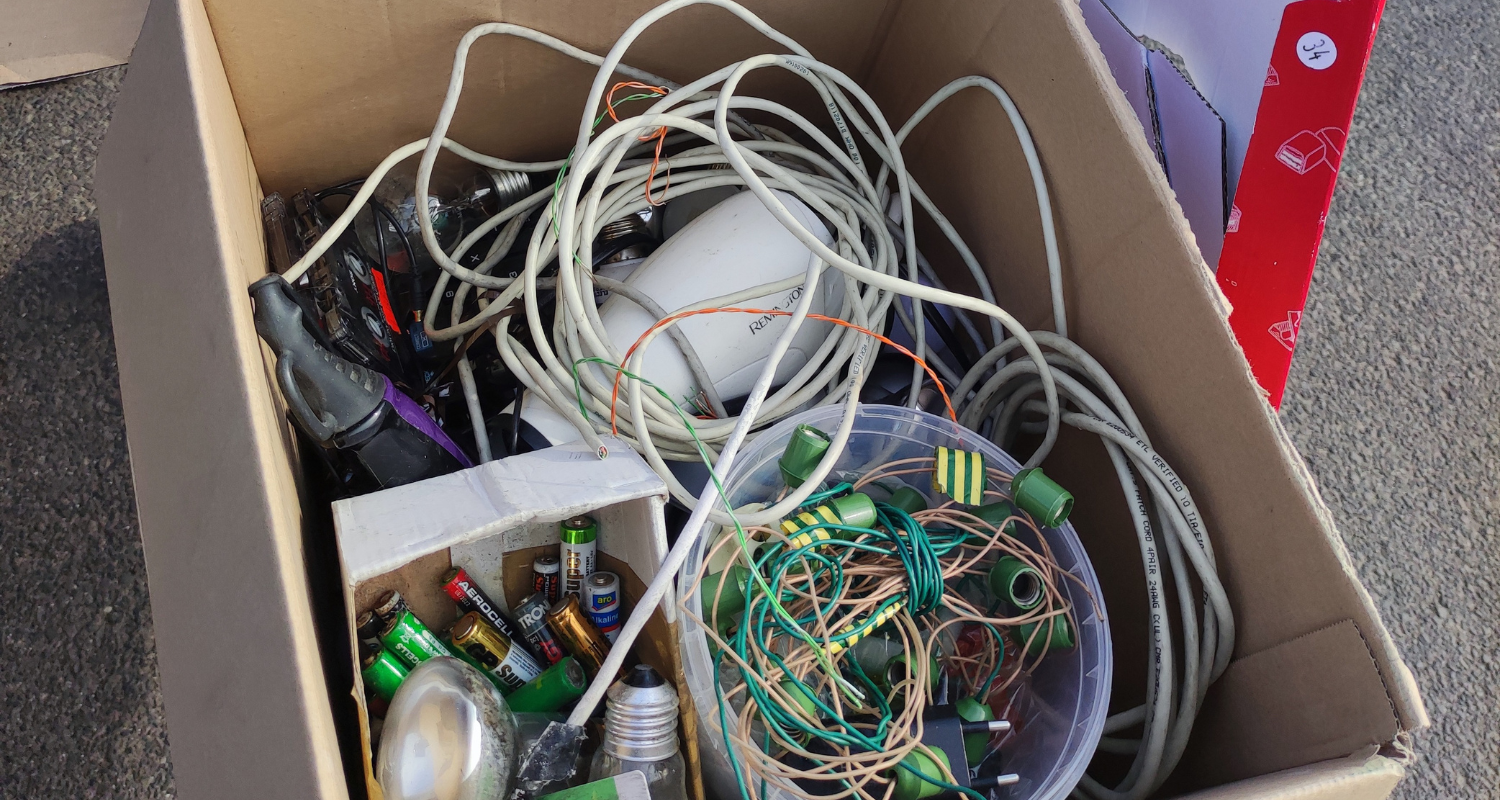 szuflada elektrośmieci, zużyte e-papierosy, stary telefon kable, cmentarzysko jednorazówek - Gdzie wyrzucić elektroodpady? • Ekoalternatywa