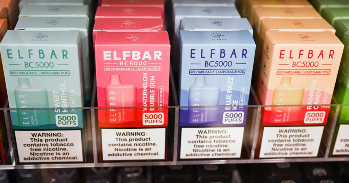 celnik konfiskuje jednorazowe e-papierosy, otwarta walizka rentgen jednorazówki, airport customs confiscating disposable vapes - Elf Bar, other e-cigarette makers blocked from importing 1.4 million ...