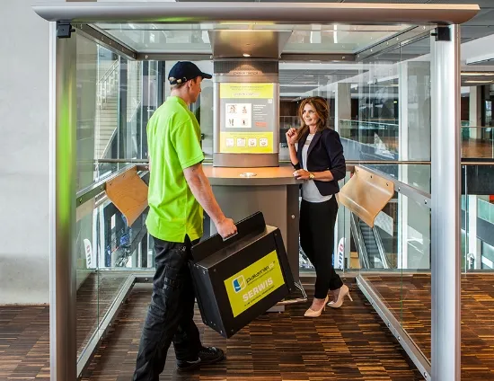 Duszna palarnia lotniskowa, zatłoczona strefa dla palaczy, intensywny dym palarni, wentylacja w palarni - Obiekty publiczne | Palarnie.pl