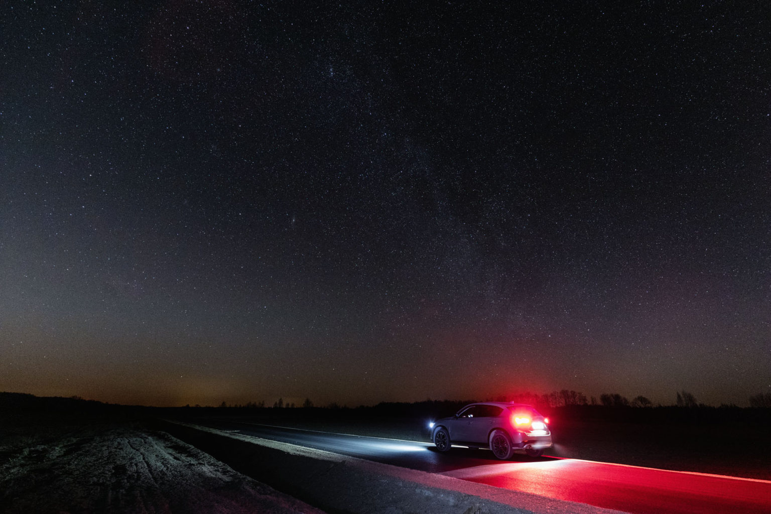 gęsta chmura dymu w kabinie samochodu, zasłonięta droga przez vape, niebezpieczeństwo niewidoczności jazda,