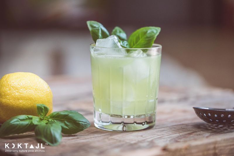 ewolucja drinków, gin tonic, hugo spritz, gin basil smash, koktajle rzemieślnicze, od słodkich shotów do wyrafinowanych drinków - Gin Basil Smash - bazyliowy drink z ginem - SMAK OGRÓDKA - Koktajl.TV