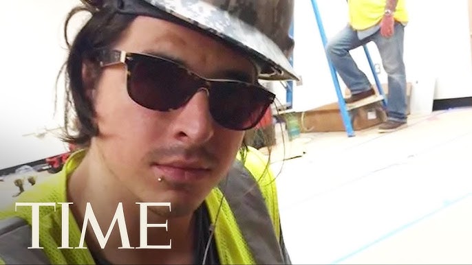 starszy mężczyzna w sklepie z e-papierosami, kolorowe pudełka vape, zdezorientowany palacz - Texas Man Dies After E-Cigarette Explodes In His Face And Severs An Artery  | TIME