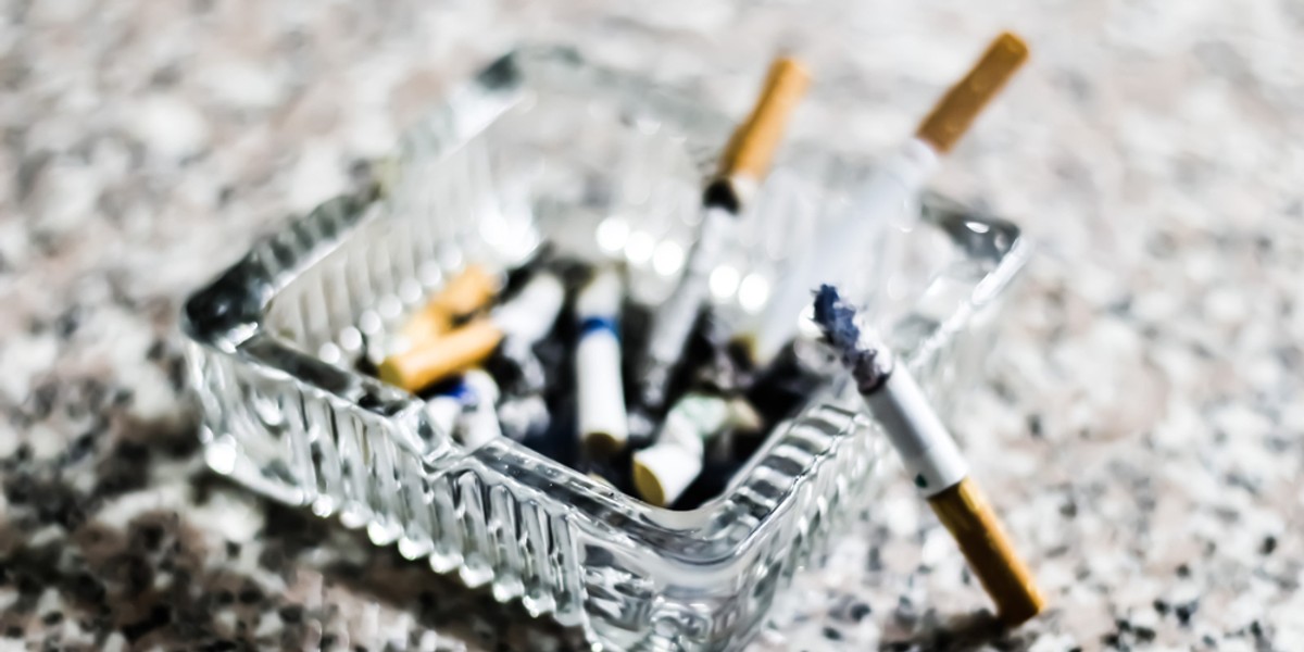 Zakaz papierosów mentolowych 2020, puste półki sklepowe tytoniowe, pożegnanie mentoli, palacz smutek - Papierosy mentolowe wycofane ze sklepu w 2020 roku - dyrektywa