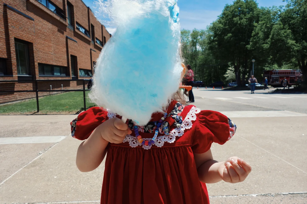 historia smaku blue razz lata 50, niebieska malina barwnik spożywczy, retro słodycze niebieskie, lody syropy z lat 50 - The snack with the unsettling color – Snack Stack