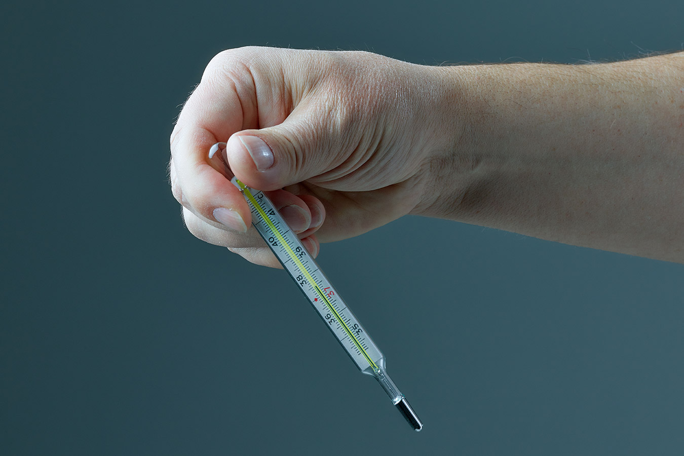 strzepywanie termometru ręką, machanie e-papierosem w dół, usuwanie nadmiaru liquidu - Jak strzepać termometr - zbijanie temperatury z tradycyjnego ...