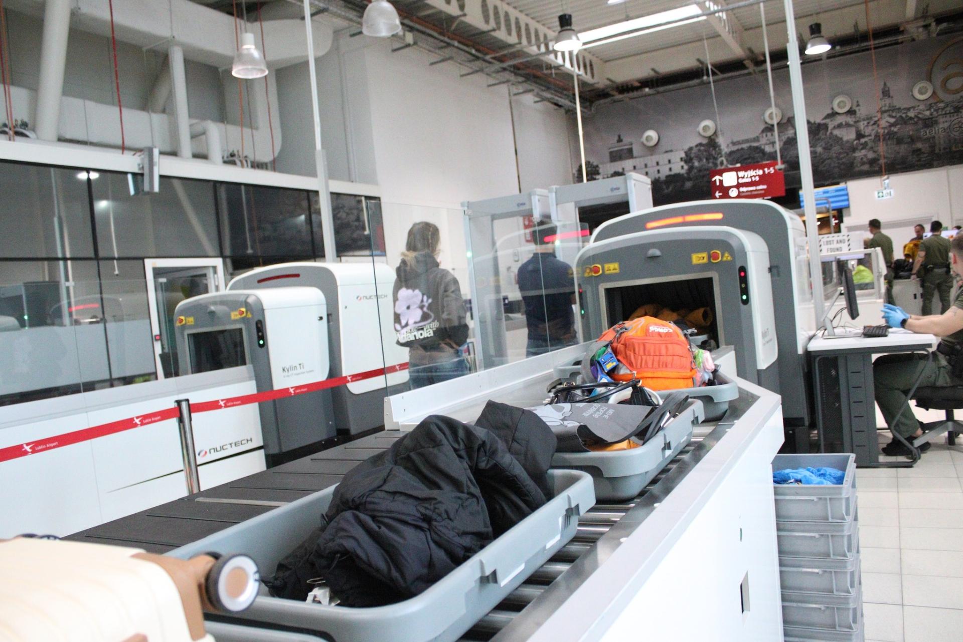 e-papieros kontrola bezpieczeństwa lotnisko, vape skaner rentgenowski, koszyk na elektronikę lotnisko - Szybsza kontrola bezpieczeństwa w Porcie Lotniczym Lublin dzięki ...