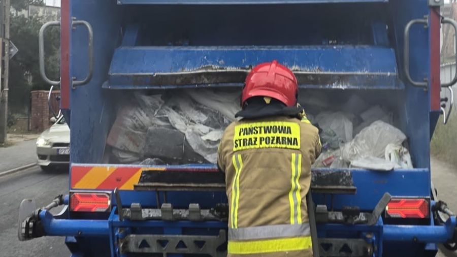 pożar śmieciarki na ulicy, płonące śmieci wysypane, straż pożarna gasi śmieciarkę, wypadek śmieciarka ogień - Ogień w śmieciarce. Niebezpieczne odkrycie