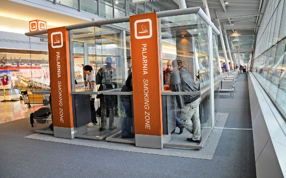 Akwarium lotnisko Chopina, przeszklona palarnia lotniskowa, strefa dla palaczy Okęcie, szklana pułapka palaczy - Pasażerowie utknęli w palarni na Lotnisku Chopina. Samolot ...