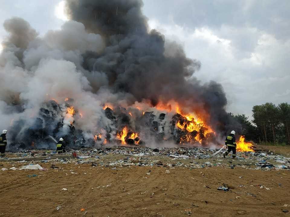 e-papieros granat, śmieciarka wybuch, pożar na wysypisku, zagrożenie vape w śmieciach - Znów płonie wysypisko śmieci w Fałkowie. To już ośmy raz