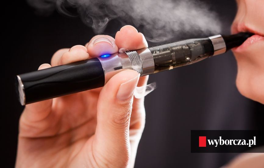 rodzinny obiad e-papieros, rozmowa przy stole vaping dezaprobata - E-papierosy znacznie zwiększają ryzyko przewlekłych chorób płuc