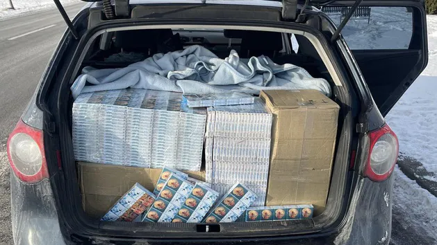 bagażnik samochodu pełen jednorazowych e-papierosów, kontrola celna bagażnik, nielegalny handel vape - Turek: Znaleziono blisko 10 tys. paczek nielegalnych papierosów w ...