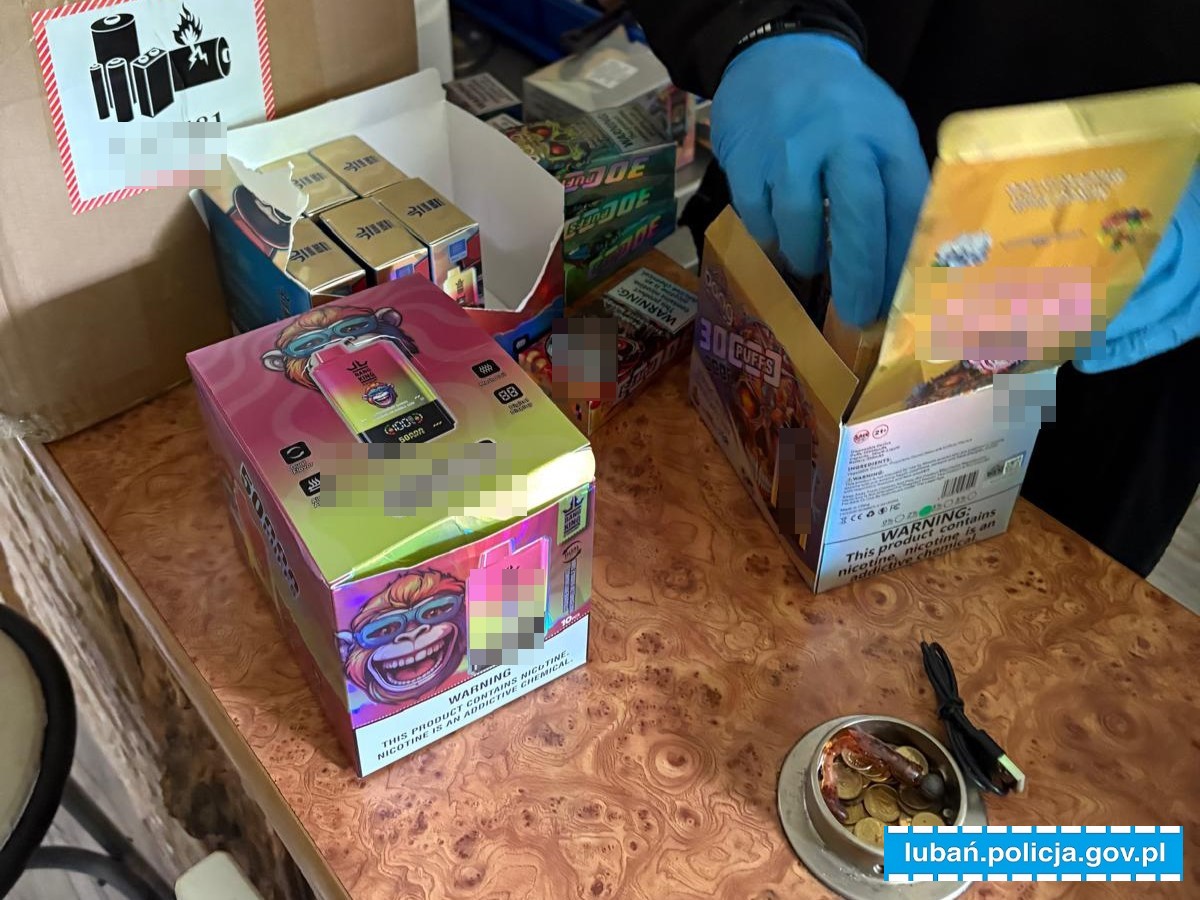 policja e-papierosy przeszukanie dom, obawa zakazu vapingu, SWAT a vaper - Policjanci zabezpieczyli nielegalne e-papierosy - Bieżące ...
