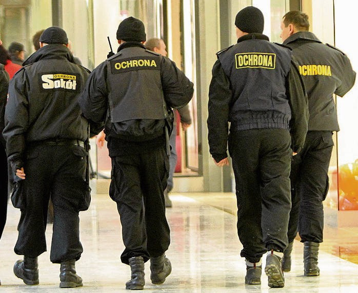 ochroniarz w kinie łapie, ochrona interwencja kino, mandat za vapowanie, personel kina zbliża się, latarka ochrony w ciemnym kinie - Zmiany nie ochroniły ochroniarzy | Dziennik Polski