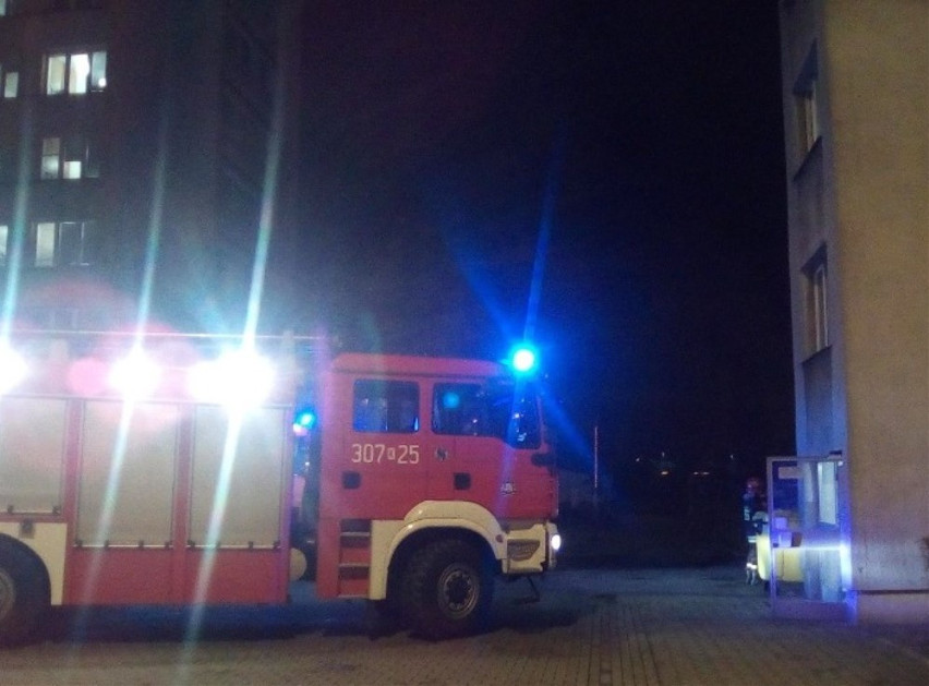 akademik alarm przeciwpożarowy, studenci w piżamach ewakuacja, straż pożarna akademik, gęsta para e-papierosa w pokoju - Alarm pożarowy w akademiku Politechniki Łódzkiej. Studenci ...